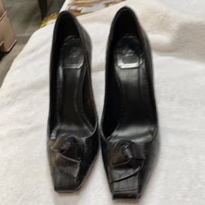 Door black stamped leather pump